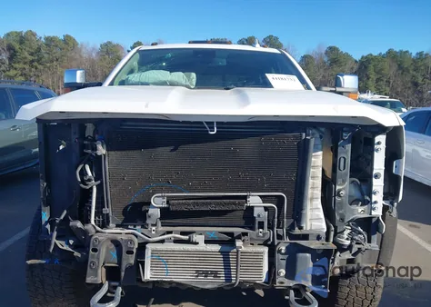 2015 Chevrolet Silverado 2500Hd High Country z USA, uszkodzony, nr VIN 1GC1KXE85FF613999